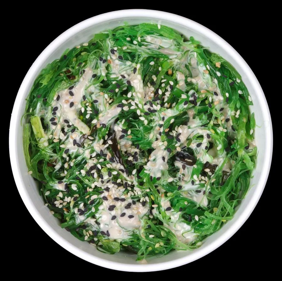 Чукка с ореховым соусом и кунжутом